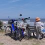 Sur le parcoursd de la piste cyclable, des bancs pour un arrêt, le temps de contempler la mer.